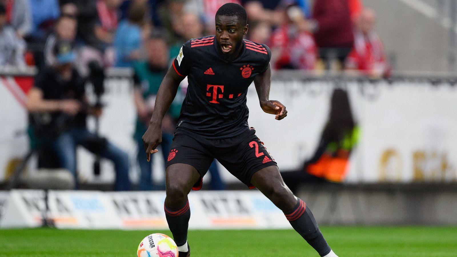 
                <strong>Dayot Upamecano</strong><br>
                Der Franzose ist sehr aktiv am Spielaufbau beteiligt, leistet sich dadurch einen frühen Fehlpass, der allerdings ohne Folgen bleibt. Insgesamt verteidigt er sicher, setzt seinen Körper dabei gut ein. ran-Note: 3
              