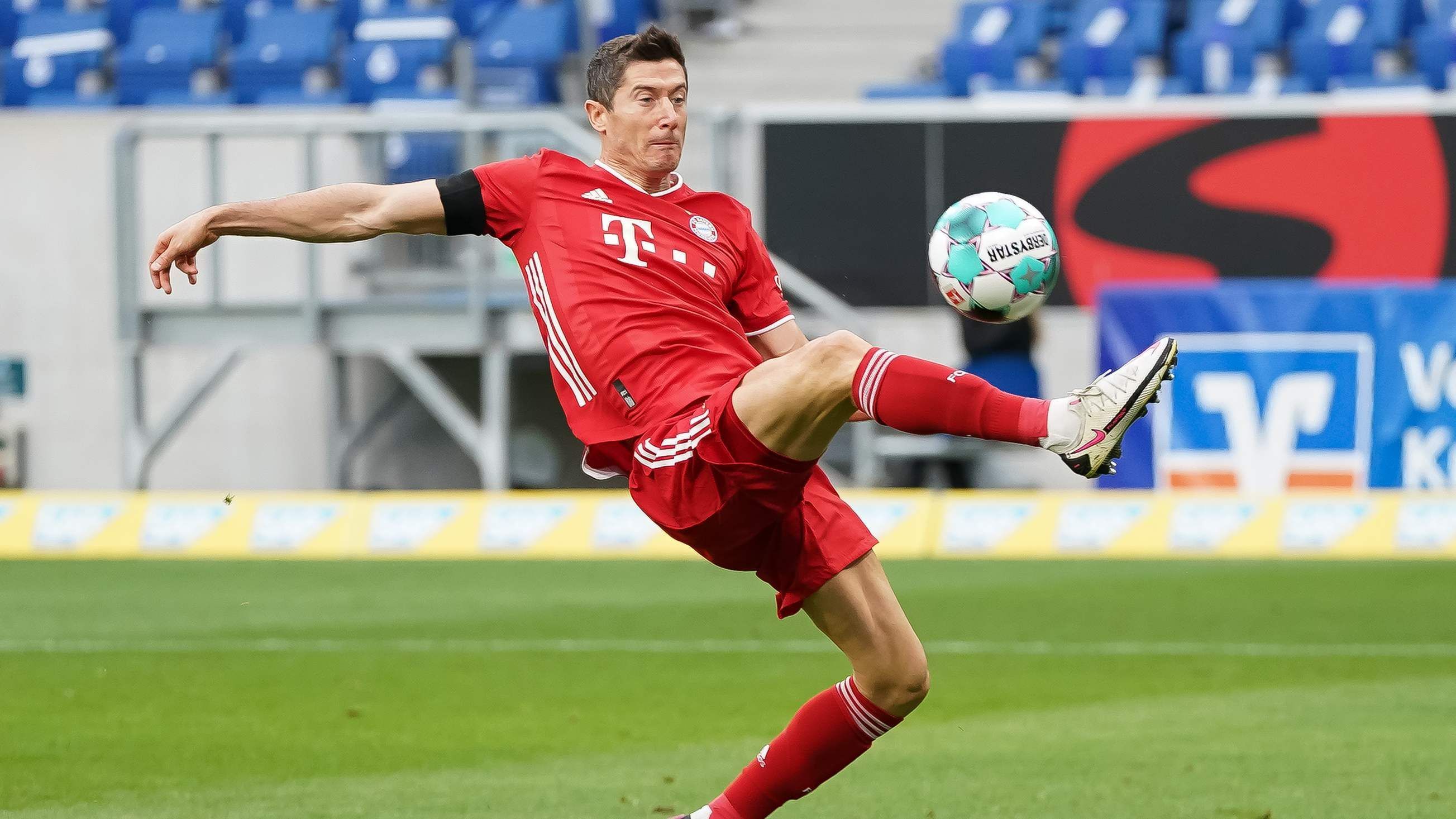 
                <strong>Angriff: Welcher Lewandowski spielt gegen Dortmund?</strong><br>
                Nachdem Robert Lewandowski zu diesem Zeitpunkt in der Vorsaison alles kurz und klein geschossen hat, will der Knoten für den Polen in dieser Saison noch nicht platzen. So spielte er schon beim Champions-League-Turnier sehr mannschaftsdienlich und machte zuletzt eher als Vorbereiter auf sich aufmerksam. Nach der 120-Minuten-Schlacht in Budapest gegen den FC Sevilla bekam er gegen Hoffenheim seine wohlverdient Pause und dürfte gegen Dortmund topfit sein. Für den verletzten Leroy Sané wird wohl der wieder genesene Kingsley Coman in die Startformation rücken, während Serge Gnabry weiterhin gesetzt ist. Wenn es einen guten Zeitpunkt für Lewandowski gibt, seinen Torriecher wiederzufinden, dann ausgeruht und ausgerechnet gegen die alte Liebe aus Dortmund.
              