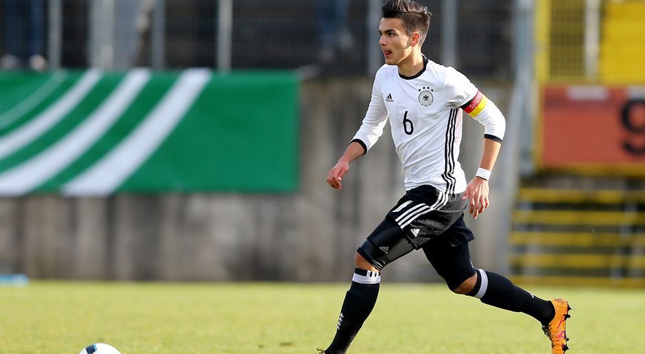 
                <strong>Mittelfeld: Atakan Akkaynak</strong><br>
                Mittelfeld: Atakan AkkaynakVerein: Bayer 04 LeverkusenLänderspiele (U17): 8Das sagt der Trainer: "Kopf der Mannschaft, er bestimmt den Takt."
              