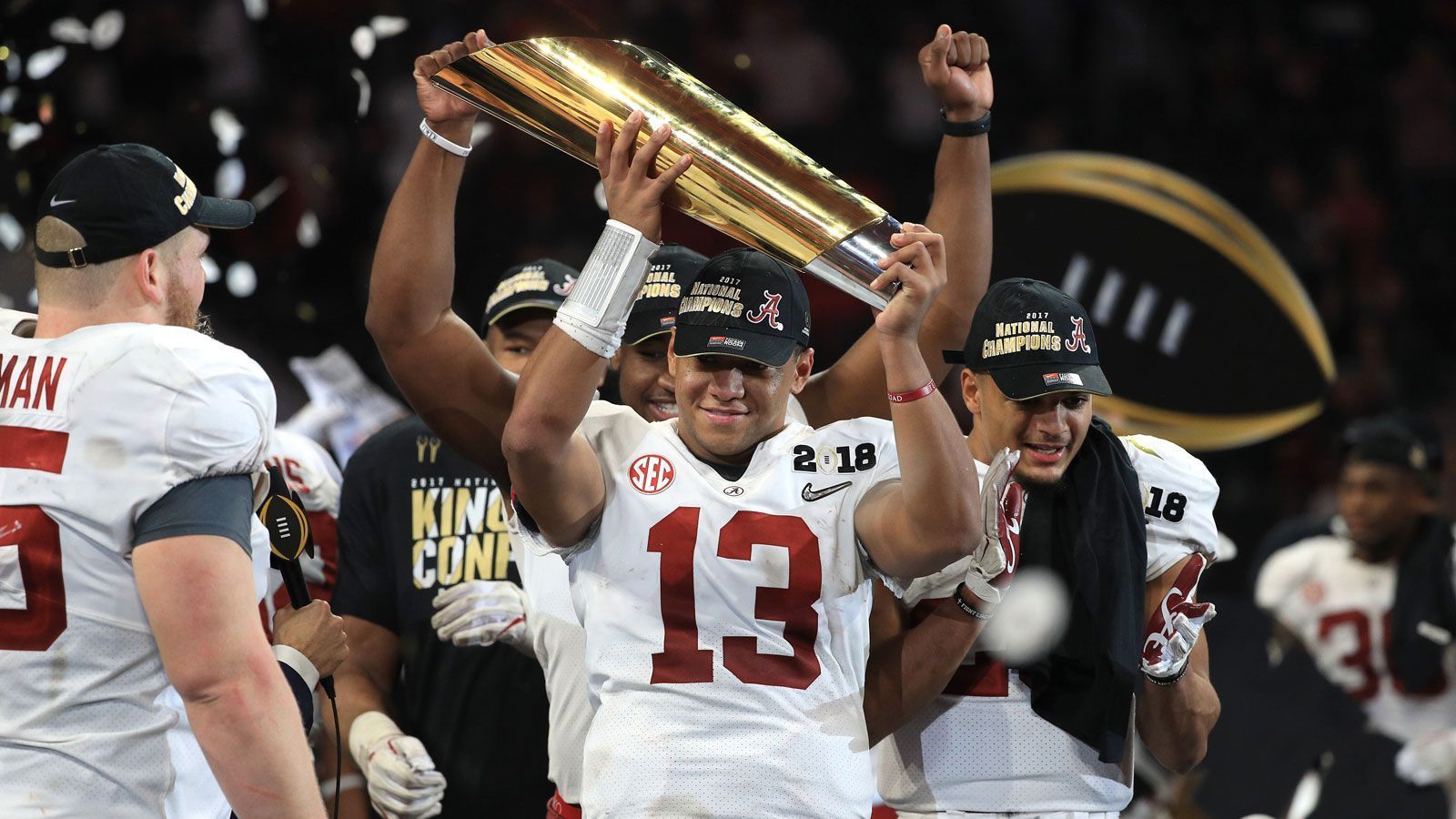 
                <strong>Tua wird über Nacht zum Star</strong><br>
                Im National-Championship-Game gegen die Georgia Bulldogs schlägt im Januar 2018 dann seine große Stunde. Alabamas Head Coach Nick Saban wechselt Hurts nach der ersten Halbzeit aus und bringt den unerfahrenen Quarterback ins Spiel. In der Overtime entscheidet Tua mit einem 41-Yard-Touchdown-Pass das Spiel zugunsten der Crimson Tide und wird verdient als Offensive MVP ausgezeichnet. Tagovailoa wird über Nacht zum Star und beendet das Spiel mit 166 Yards, drei Touchdowns und einer Interception.
              