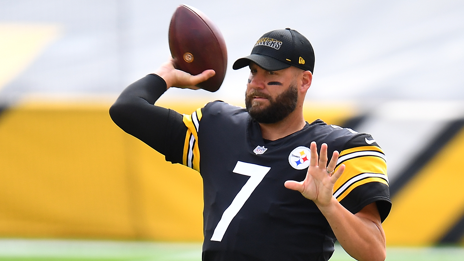 
                <strong>Platz 7: Ben Roethlisberger - Pittsburgh Steelers (Letzte Platzierung: 8)</strong><br>
                Der Quarterback der Pittsburgh Steelers verbessert sich im Vergleich zum Ranking vor Week 6 nur um einen Platz. Zwar hat "Big Ben" einen großen Anteil an der aktuellen Erfolgssträhne der Steelers, allerdings ist das einzige noch ungeschlagene Team der NFL nicht allein auf seine Leistung angewiesen. Mit 2.267 Passing Yards zählt der zukünftige Hall of Fame zum Mittelfeld der Liga, seine Bilanz von 22 Touchdowns zu vier Interceptions kann sich hingegen sehen lassen.
              