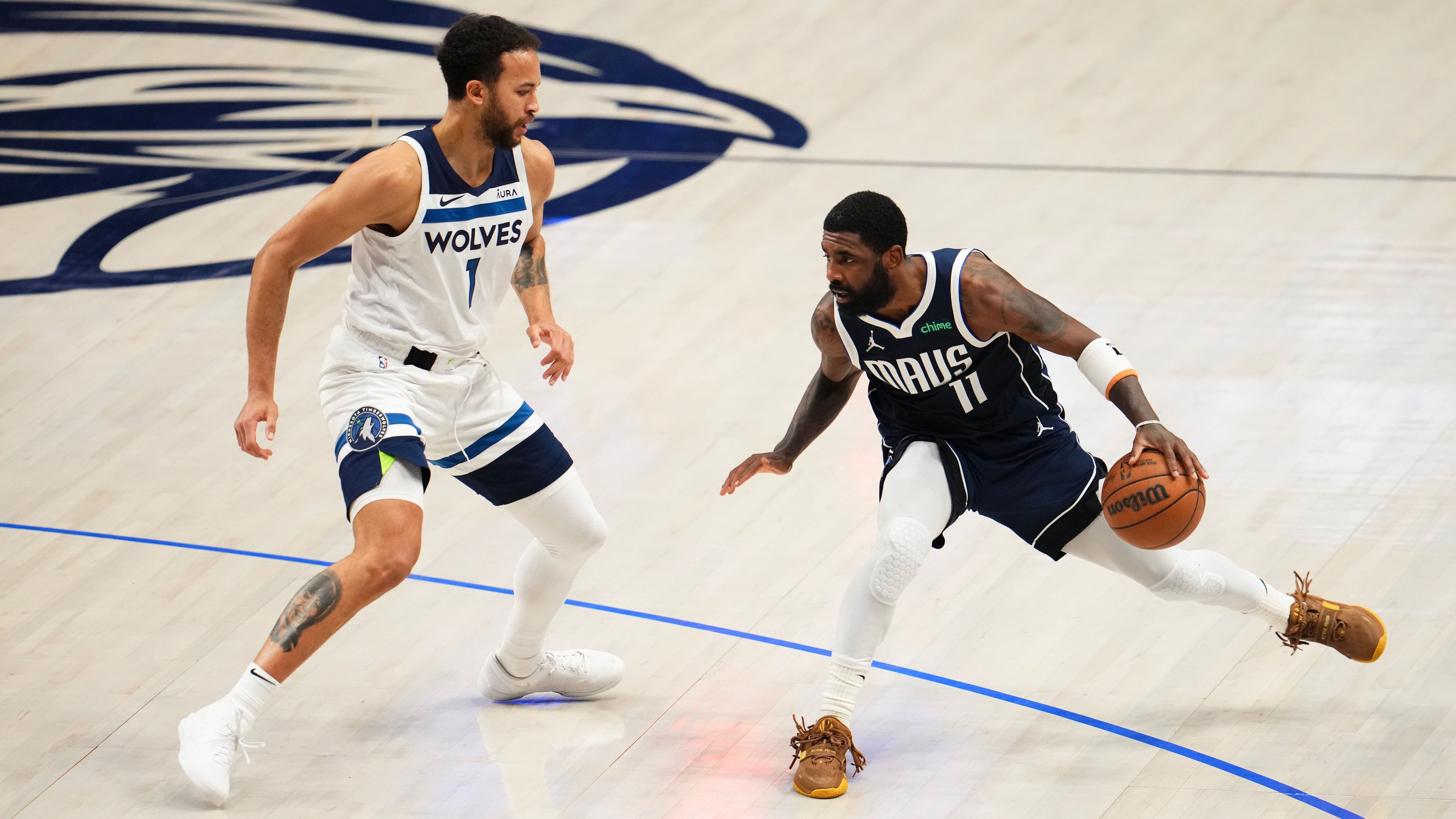 <strong>Kyrie Irving (Dallas Mavericks) - Starter</strong><br>"Uncle Drew" hat in Dallas sein altes Ich wieder gefunden. Irving spielt konstant, effizient und überzeugt gerade in engen Spielen am Ende. Das Ballhandling gepaart mit seinem überragenden Abschluss am Ring machen ihn quasi "unguardable". Gerade wenn Doncic eine Auszeit braucht, übernimmt "Kai" regelmäßig das Kommando der Offense. Defensiv ist White besser, jedoch ist Irving ein größerer Unterschiedsspieler. <strong>2-0 Dallas</strong>