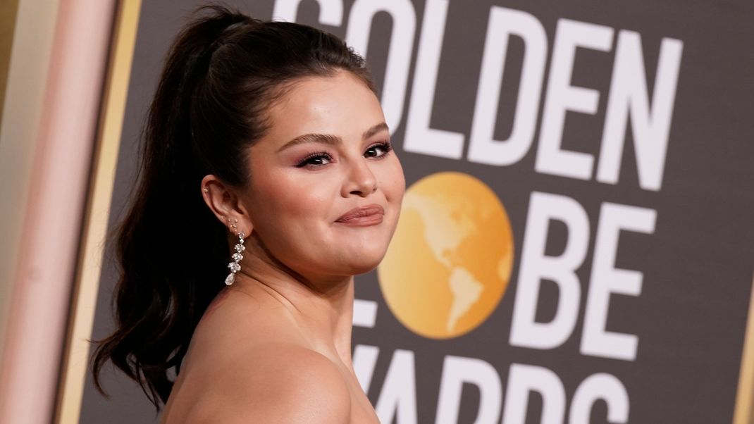 Selena Gomez mit einem hohen, stylishen Zopf bei den Golden Globe Awards 2023.