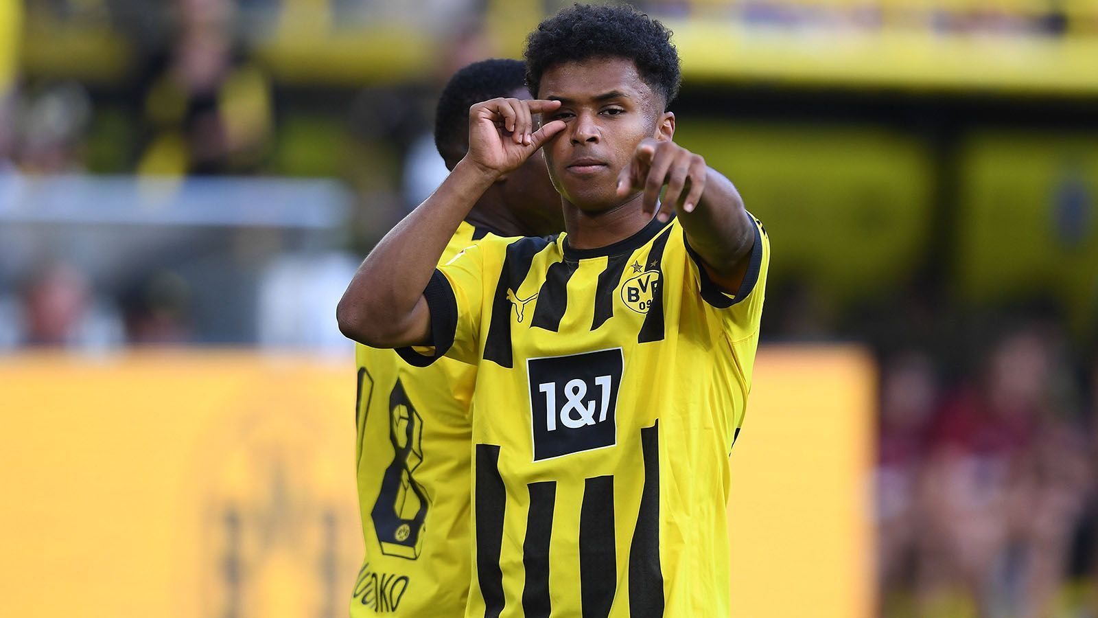 
                <strong>Borussia Dortmund</strong><br>
                Zugänge: Sebastien Haller (Ajax Amsterdam), Karim Adeyemi (RB Salzburg), Nico Schlotterbeck (SC Freiburg), Anthony Modeste (1. FC Köln), Salih Özcan (1. FC Köln), Marcel Lotka (Hertha BSC), Niklas Süle (FC Bayern München), Alexander Meyer (Jahn Regensburg), Jamie Bynoe-Gittens und Tom Rothe (eigene Jugend)
              