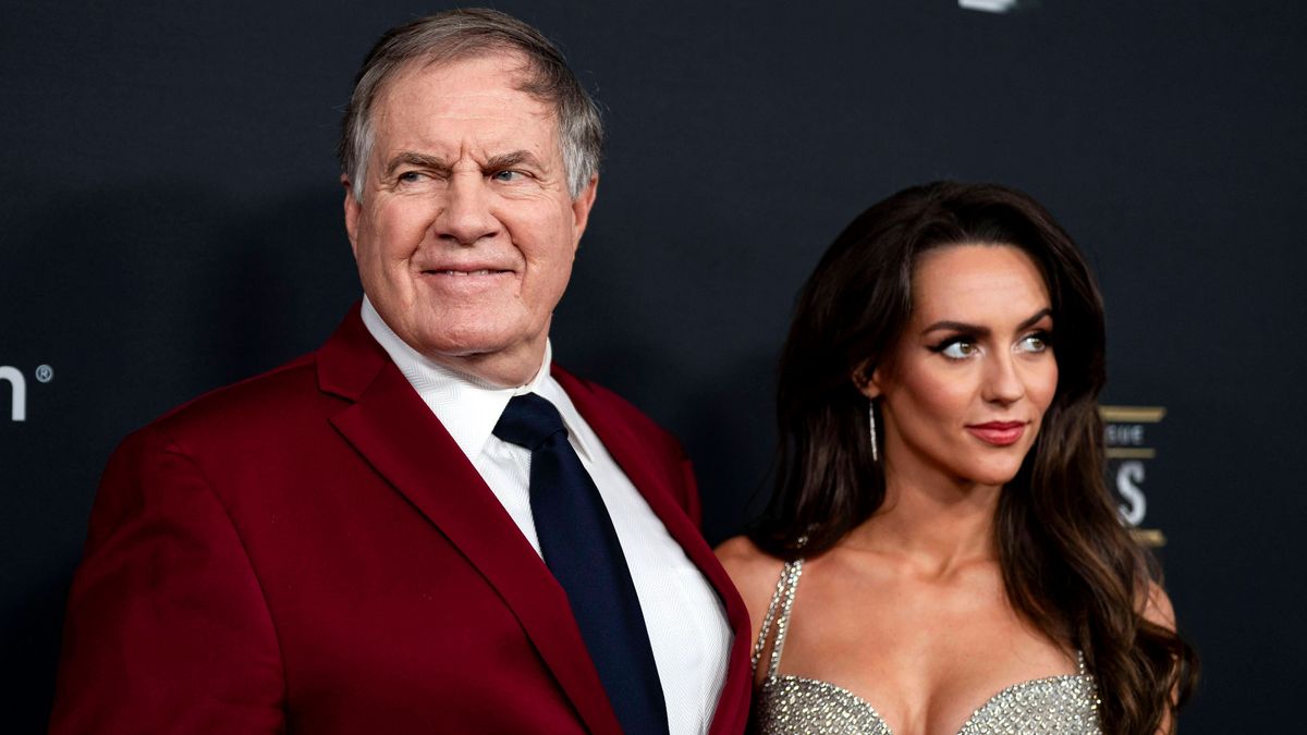 Former NFL, American Football Herren, USA head coach Bill Belichick and girlfriend Jordon Hudson arrive on the NFL Honors red carpet leading up to Super Bowl LIX in New Orleans, Louisiana on Thursd...