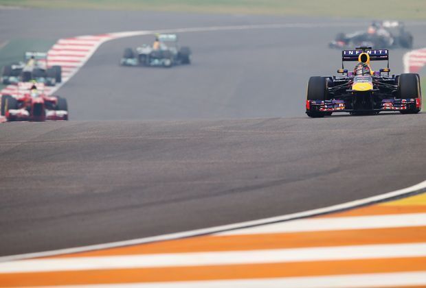 
                <strong>Von hinten nach vorne</strong><br>
                Kurz nach dem Start kommt Sebastian Vettel schon zum Reifenwechsel an die Box. Von hinten rollt der Red-Bull-Pilot das Feld auf und ist ab der Hälfte des Rennens wieder an der Spitzenposition
              