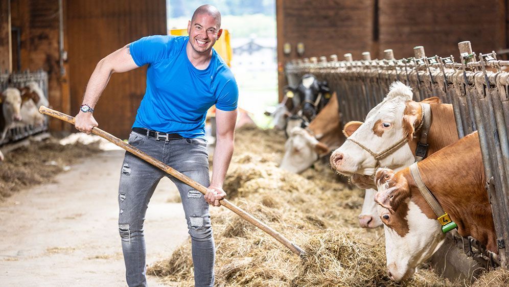 188cm groß ,sportlich und sehr ernährungsbewusst. Gemeinsam mit seinen Eltern betreibt er einen Milchviehbetrieb.