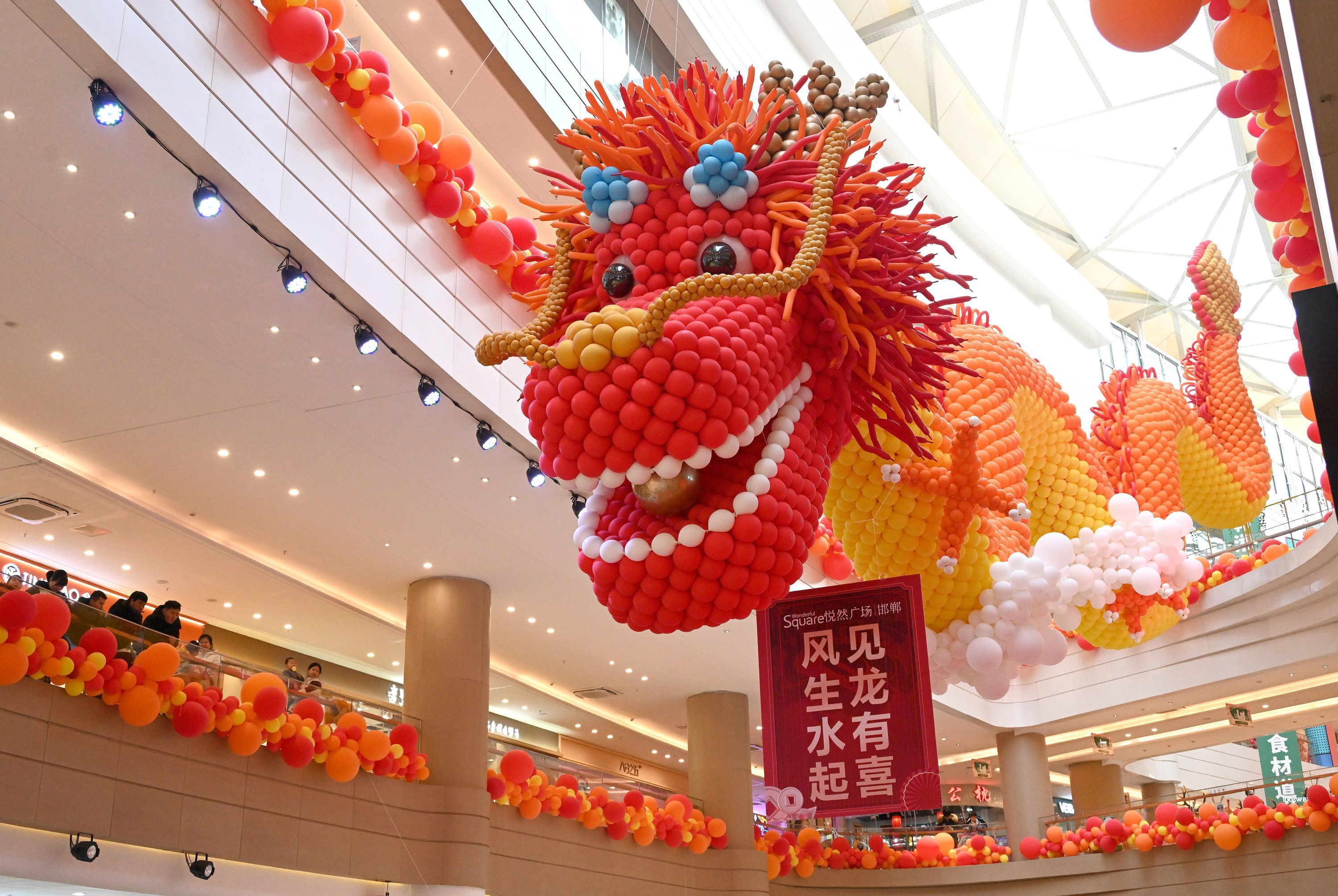 Großer Drache in einer Einkaufs-Mall in Handan, Nord China.