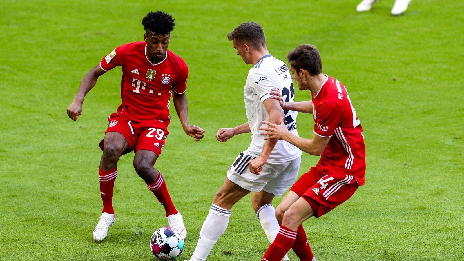 
                <strong>Kingsley Coman</strong><br>
                Ist sich auch für die Abwehrarbeit nicht zu schade und stört die Berliner am eigenen Strafraum. Nach einer guten halben Stunde sorgt der Franzose für Sorgenfalten, weil er um Behandlung durch die medizinische Abteilung bittet. Es geht jedoch weiter - nach der Pause bleibt Coman aber in der Kabine. ran-Note: 3
              