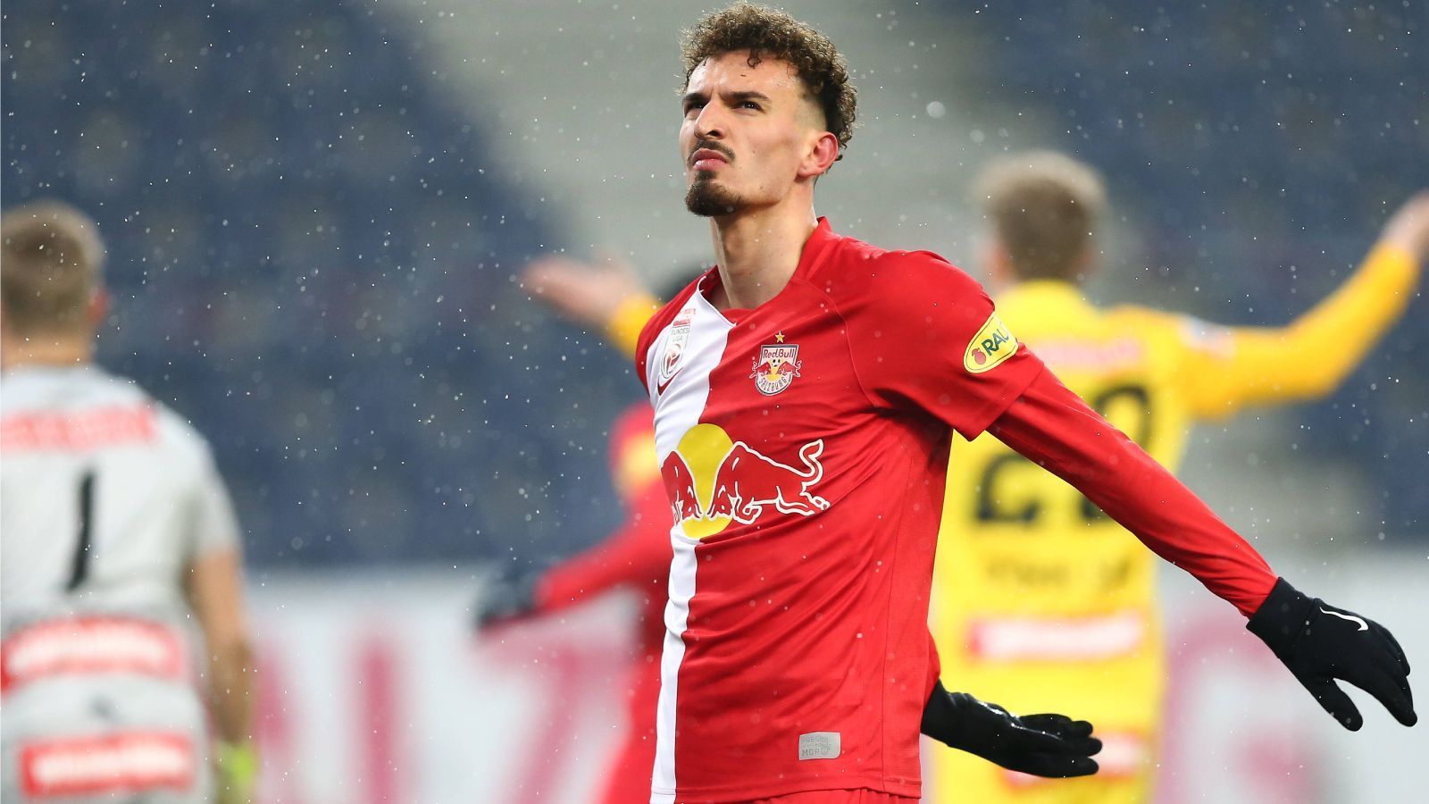 
                <strong>Gewinner: Mergim Berisha (Red Bull Salzburg)</strong><br>
                Zu den Gewinnern zählt auch Mergim Berisha. Der 22-Jährige erzielte in der laufenden Saison für Red Bull Salzburg bereits 16 Tore in 30 Pflichtspielen - zudem bereitete der Angreifer zehn weitere Treffer vor. Mit den Österreichern sammelte er bereits Erfahrung in der Champions League und ist die klare Nummer eins im Sturm der DFB-Auswahl.
              