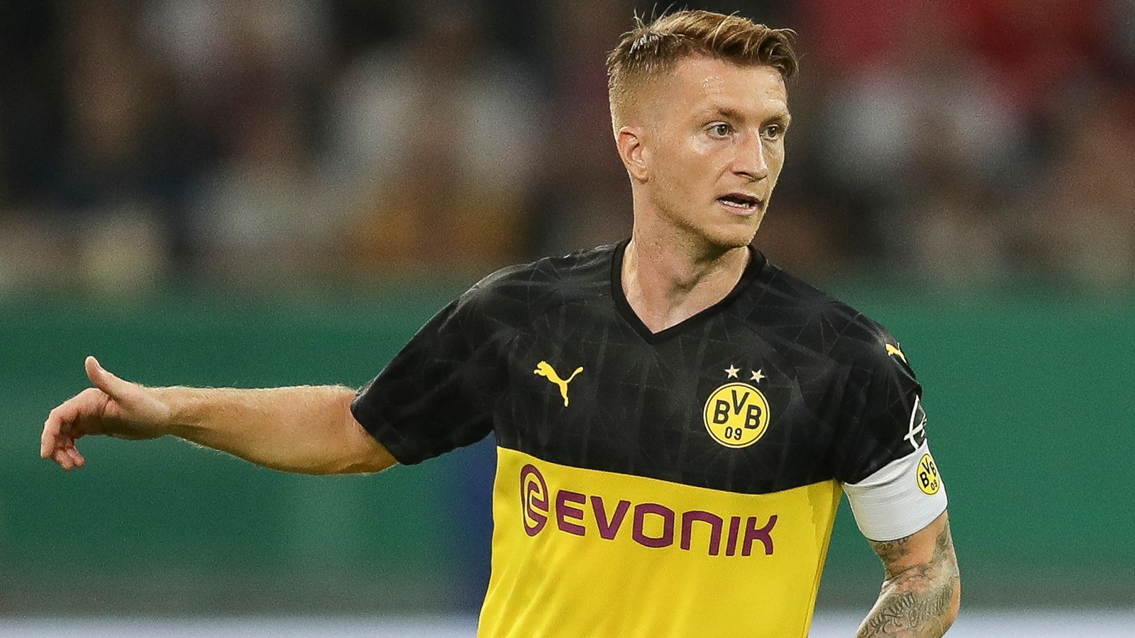 
                <strong>Marco Reus (Borussia Dortmund)</strong><br>
                Vorne unglücklich, hinten schlecht. So beginnt die Partie des BVB-Kapitän. Denn vor dem 0:2 klärt Reus den Ball unkontrolliert in die Füße von Bittencourt, der den Ball sensationell in den Winkel knallt. Mitte der zweiten Halbzeit findet Reus dann besser in die Partie. Erst leitet er den Anschlusstreffer ein, ehe er den eingewechselten Reyna mustergültig zum möglichen 2:2 bedient. Verpasst es in der 87. Minute freistehend, Pavlenka zu überwinden und die Niederlage zu verhindern. ran-Note: 4
              