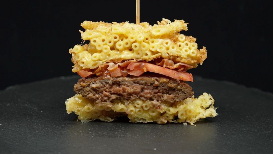 Mac’n’Cheese mal anders: Unser Deep-Fried Mac’n’Cheese Burger! Mit unserem Rezept kannst du ihn selber machen.