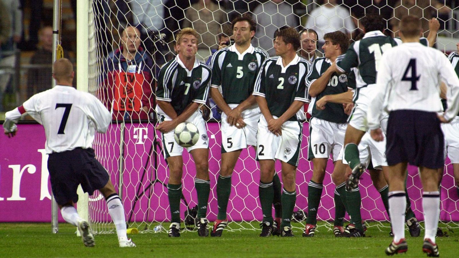 
                <strong>WM-Qualifikation 2001: Deutschland - England 1:5 (1:2)</strong><br>
                Das Rückspiel in der WM-Qualifikation zur Endrunde 2002 zwischen Deutschland und England wurde für die DFB-Elf im Münchner Olympiastadion zu einer bitteren Lehrstunde. Dabei ging Deutschland durch Carsten Jancker zunächst früh mit 1:0 in Führung ...
              