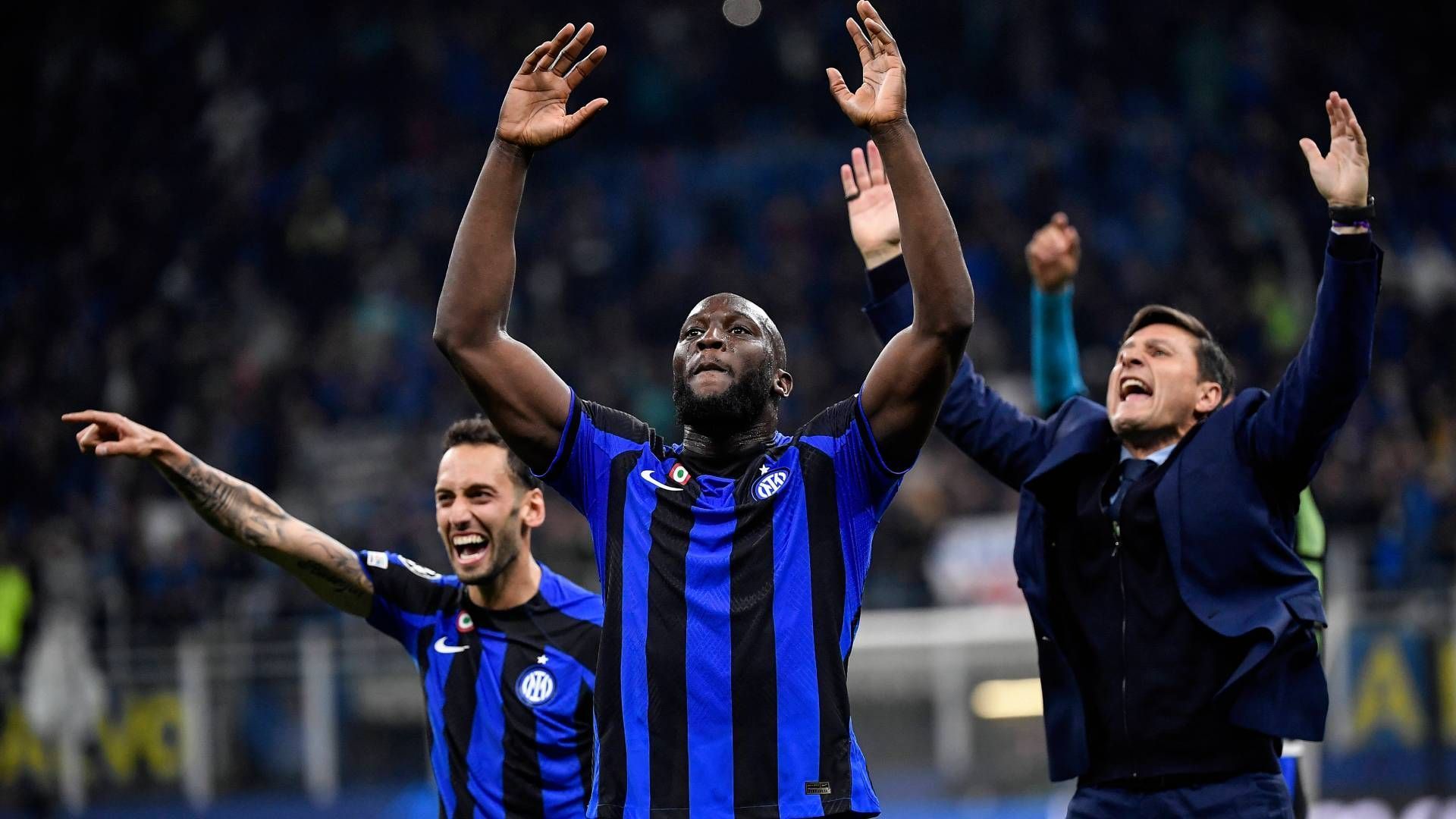 
                <strong>Corriere della Sera (Italien)</strong><br>
                Die halbe Stadt Mailand lacht und die andere weint. Der Einzug ins Finale 13 Jahre nach der Nacht von Madrid löscht bei Inter das Leid einer Meisterschaft auf der Achterbahn. Coach Simone Inzaghi, der seit Monaten gefährlich lebt, hat jetzt die Chance, seinen Thron bei Inter zu festigen.
              