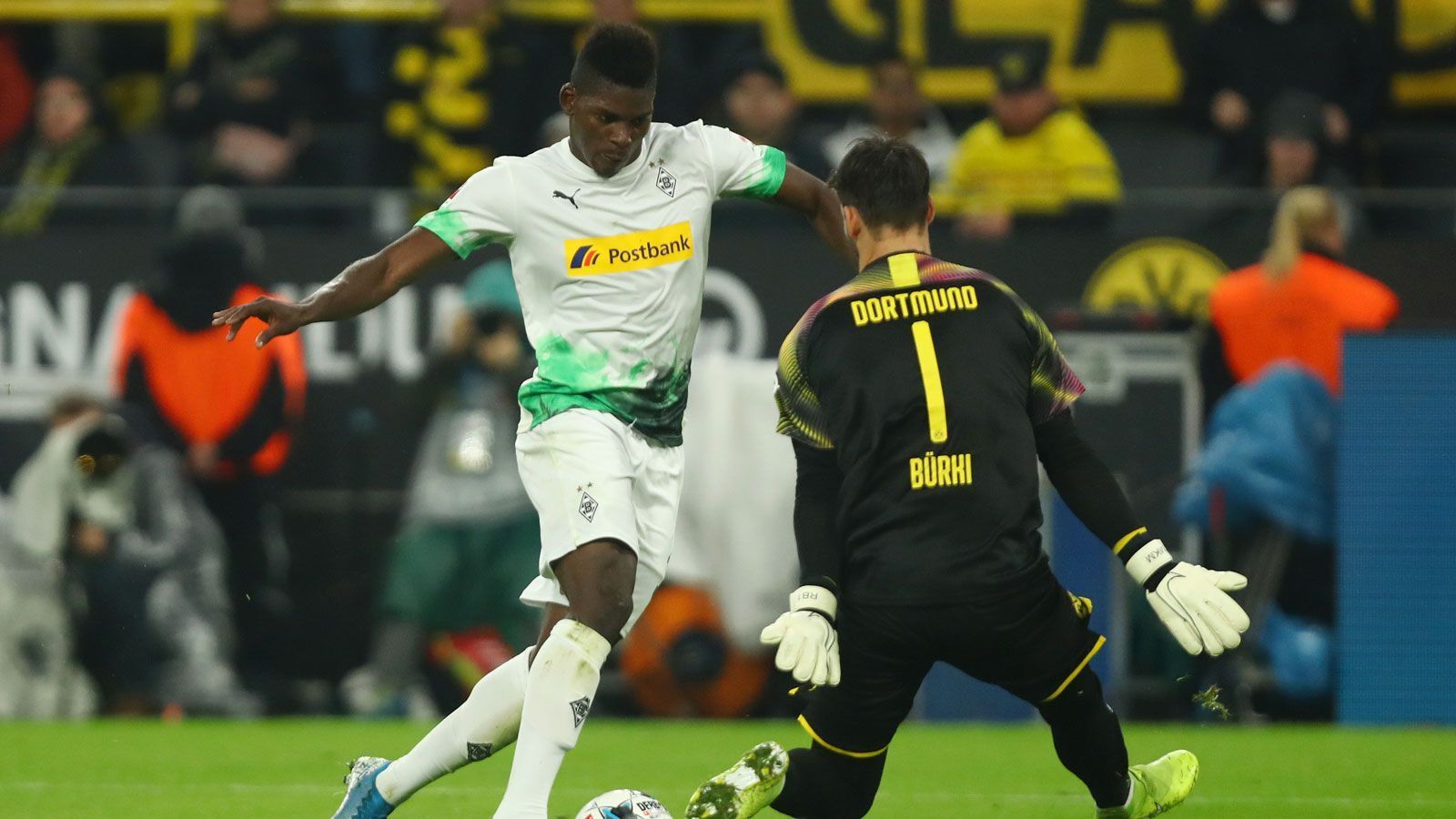 
                <strong>Embolo hat Ausgleich auf dem Fuß</strong><br>
                Im Gegenzug hat Embolo das 2:2 auf dem Fuß. Der eingewechselte Thuram treibt den Ball auf der rechten Seite nach vorn und sieht den ebenfalls eingewechselten Embolo freistehend im Zentrum. Embolo zieht ab - links vorbei. 
              