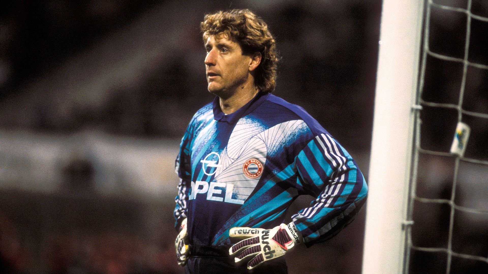 
                <strong>Harald "Toni" Schumacher, Vizeweltmeister 1982 und 1986</strong><br>
                Bundesliga-Spiele/-Tore: 1/0 für Dortmund, 8/0 für die Bayern. Auch der ehemalige Nationalkeeper stand für beide Vereine im Kasten, wenn auch eher nur als Kurzarbeiter. Im Oktober 1991 wurde Schumacher von Bayern München als Ersatz für die beiden verletzten Torhüter Raimond Aumann und Sven Scheuer verpflichtet. Zwischen Oktober und Novemer 1991 spielte er unter Trainer Sören Lerby insgesamt acht Mal für die Münchner. Anfang 1992 erklärte er dann eigentlich seine Karriere für beendet und arbeite von 1993 bis 1994 als Torwart-Trainer bei den Bayern. In selber Funktion war er auch von 1995 bis 1998 bei Borussia Dortmund aktiv. Am 18. Mai 1996 kam er dann doch noch zu einem Kurzeinsatz. Am 34. Spieltag, Dortmund stand bereits als Meister fest, wurde Schumacher in der 88. Minute von Trainer Ottmar Hitzfeld für Wolfgang "Teddy" de Beer eingewechselt und kam so noch zu seiner zweiten deutschen Meisterschaft als Spieler.
              