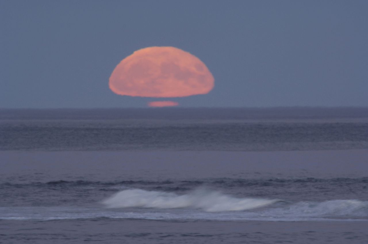 Sieht aus wie ein leuchtender Pilz: Ein Vollmond mit Luftspiegelung über dem Pazifik vor Kamtschatka.