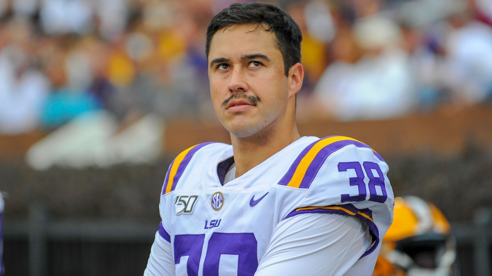 
                <strong>Punter: Zach Von Rosenberg (LSU) </strong><br>
                Zach von Rosenberg hat die vielleicht interessanteste Geschichte aller Draft Prospects: Er wurde nämlich im Jahre 2009 schon einmal gedraftet - allerdings nicht als Footballspieler, sondern als Baseballprofi. Die Pittsburgh Pirates aus der MLB hatten ihn verpflichtet und ließen ihn daraufhin Spielpraxis in den unteren Ligen sammeln. Eine Handverletzung zwang ihn zum Karriereende. Als Punter wagte er daraufhin einen Neustart. Er spielte vier Jahre für die LSU Tigers, kam auf einen Durchschnitt von 44 Yards pro Punt und gewann im Januar 2020 die College-Meisterschaft.
              