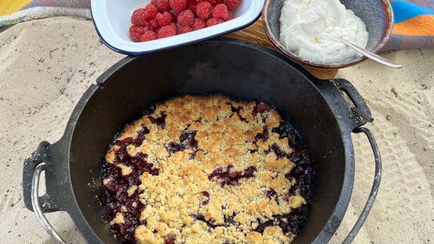 Beeren-Crumble mit Vanillecreme