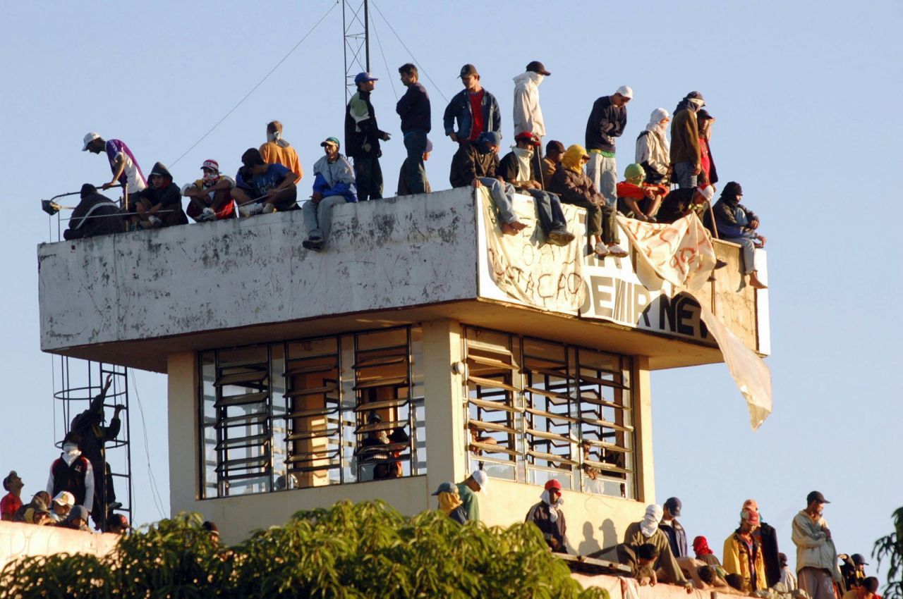 Das "Primeiro Comando da Capital" (PCC) ist eine brasilianische Gang, die aus Sao Paulo heraus agiert. Sie war ursprünglich eine Gefängnis-Fußballmannschaft, verfolgt mittlerweile aber auch politische Ziele.