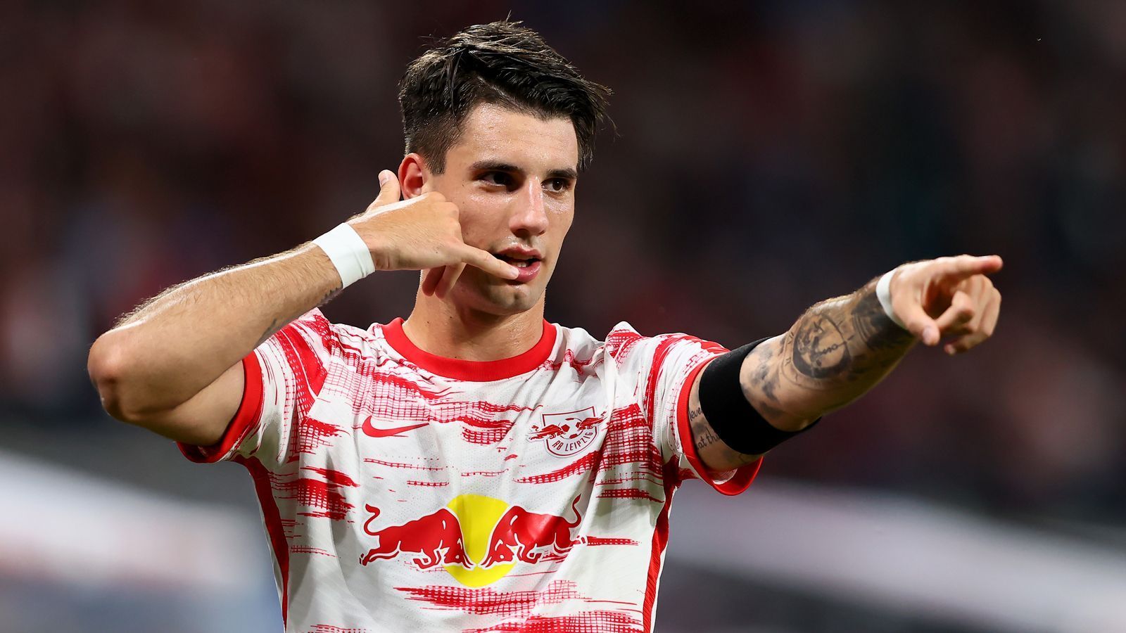 
                <strong>Dominik Szoboszlai (seit 2021 im Verein)</strong><br>
                Szoboszlai kam zu Jahresbeginn 2021 für 22 Millionen Euro aus Salzburg nach Leipzig. Aufgrund einer Schambeinentzündung kam er in der Saison 2020/2021 für RB Leipzig jedoch nicht mehr zum Einsatz. In der aktuellen Spielzeit absolvierte er bislang wettbewerbsübergreifend 15 Partien, in denen er sechs Tore und drei Vorlagen beisteuerte. Laut "Sport Bild" liegt seine festgeschriebene Ausstiegsklausel für diese Saison zwischen 60 und 70 Millionen Euro.
              