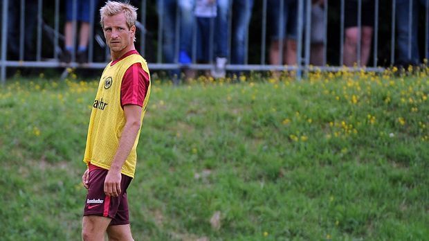 
                <strong>Stefan Aigner</strong><br>
                Stefan Aigner: Noch so ein Coup. "Pünktlich zum Löwen-Fanfest steht die weiß-blaue Sensation fest", umschrieb der Zweitligist die Verpflichtung des Stürmers von Eintracht Frankfurt. Immerhin drei Millionen Euro sollen nach Hessen gewandert sein - so viel gab der TSV 1860 nie zuvor für einen Spieler aus. Dabei setzten sich die Löwen gegen Konkurrenz aus der Bundesliga durch. Hinzu kommt, dass der 28-Jährige bei 1860 von 1992 bis 2006 ausgebildet wurde. 2009 kehrte er zum ersten Mal zurück, nun also die zweite Rückkehr.
              