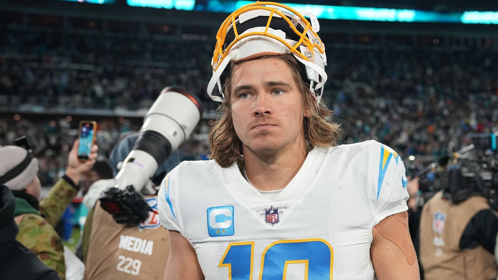 
                <strong>Justin Herbert (Los Angeles Chargers)</strong><br>
                Auch Justin Herbert könnte in der Offseason einen neuen Kontrakt unterschreiben. Dass die Los Angeles Chargers auch in der Zukunft mit dem Quarterback zusammenarbeiten wollen, ist kein Geheimnis. General Manager Tom Telesco erklärte zuletzt: "Natürlich wollen wir ihn für eine lange Zeit hier haben." Noch hat die Franchise allerdings keine Gespräche mit dem 24-Jährigen geführt. Bei einer Vertragsverlängerung winkt Herbert ein ähnlich hoch dotierter Vertrag wie Burrow. "ESPN" berichtet, dass beide in der Zukunft mehr als 50 Millionen US-Dollar verdienen dürften.
              