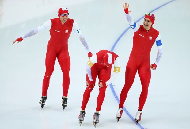 
                <strong>Eisschnelllauf, Teamverfolgung, Herren - Bronze - Polen</strong><br>
                Bronze für die Polen! Das Trio um Zbigniew Brodka, Konrad Niedzwiedzki und Jan Szymanski schnappt sich den Platz auf dem Treppchen mit einem deutlichen Vorsprung vor den Kanadiern.
              