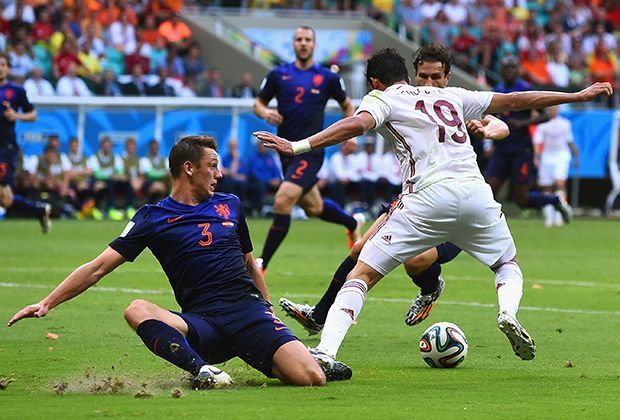 
                <strong>Spanien vs. Niederlande: 1:5 - Lehrstunde in Oranje</strong><br>
                Costa tritt seinem Gegenspieler De Vrij auf den Fuß und bekommt dafür einen Elfmeter. Geht eigentlich gut los für den Weltmeister ...
              
