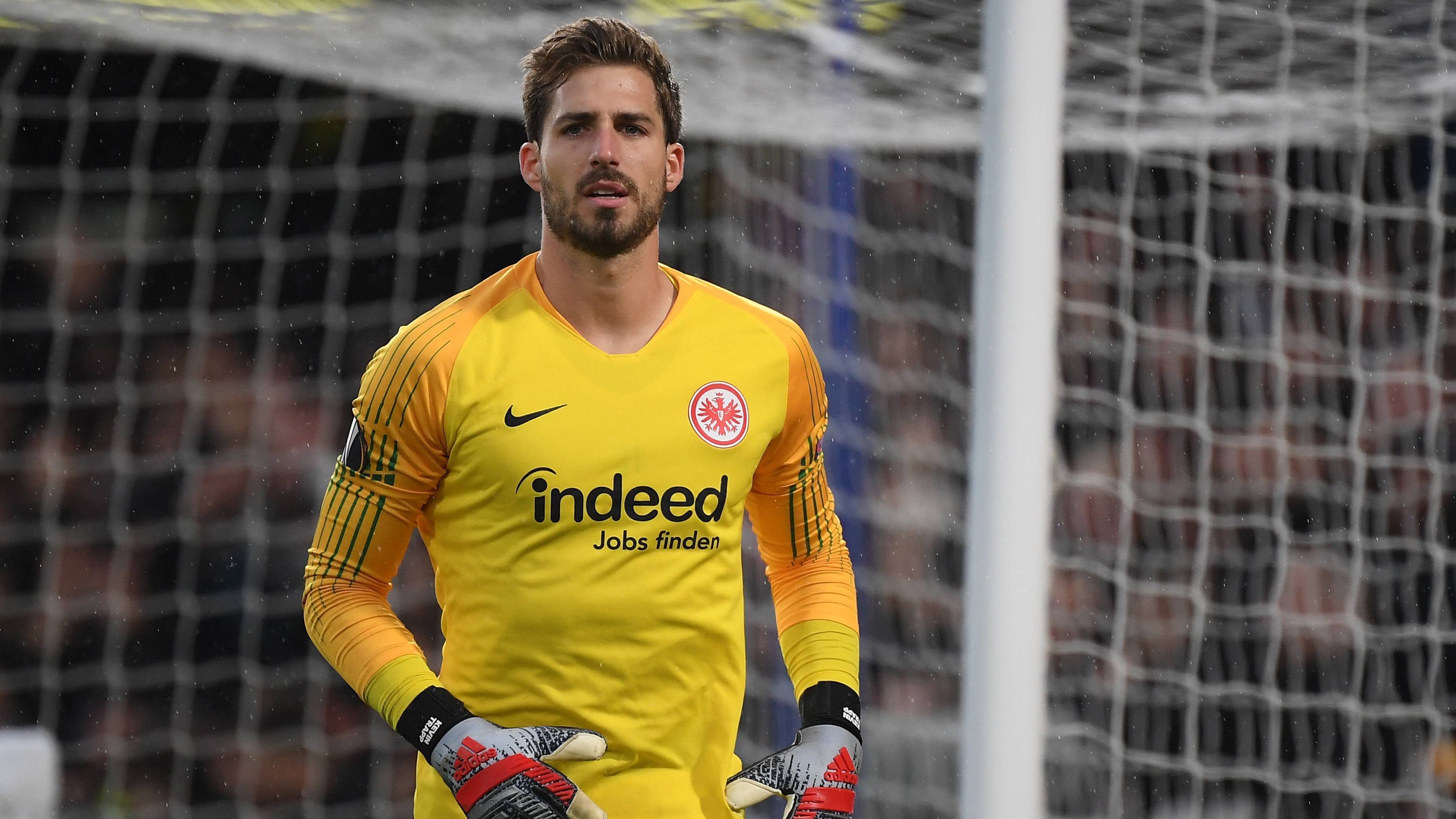 
                <strong>Kevin Trapp (Torwart)</strong><br>
                Wird in der 23. Minute zum ersten Mal geprüft! Giroud kommt aus kürzester Distanz zum Abschluss, doch der SGE-Keeper reagiert mit einem guten Reflex. Beim Führungstreffer der "Blues" machtlos. Hat Glück als er den Ball in der 60. Minute nur in die Mitte abklatschen lässt. Ansonsten ist auf Trapp Verlass. Ist in der zweiten Halbzeit bei einem Distanzknaller von Chelsea da. Hält den Elfmeter von Azpilicueta stark. ran-Note: 2
              