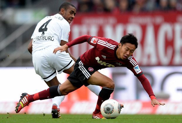 
                <strong>1. FC Nürnberg - SC Freiburg 0:3</strong><br>
                Im Spiel der bisher sieglosen Tabellenkinder empfängt der 1. FC Nürnberg den SC Freiburg. Der Club ist in der ersten Halbzeit überlegen, nutzt seine Chancen jedoch nicht. Zur Halbzeit steht ein torloses Unentschieden
              