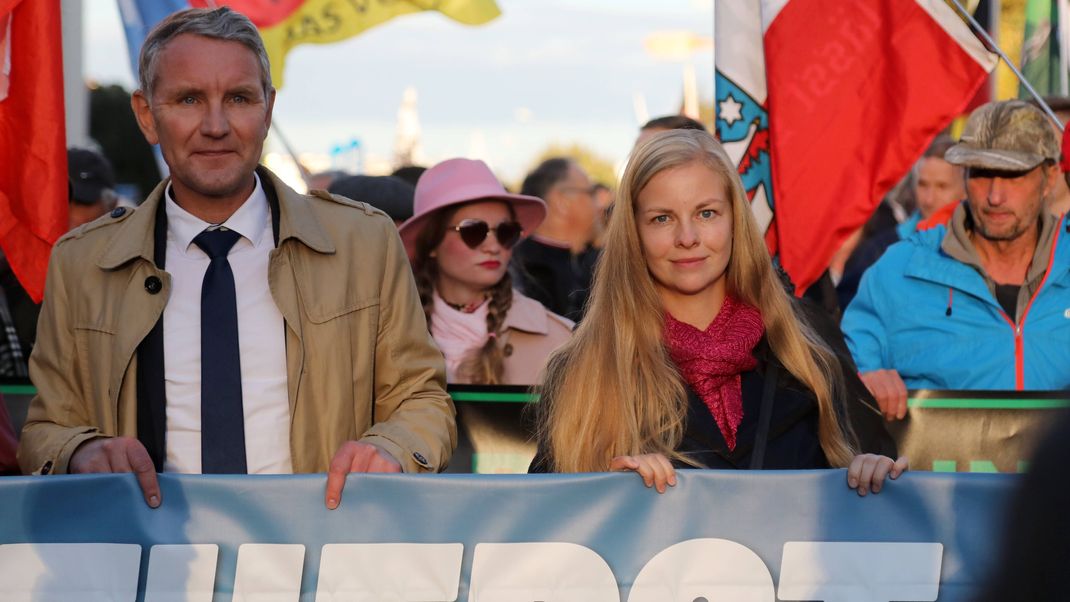 Björn Höcke und Wiebke Muhsal gemeinsam auf einer AfD-Demo.