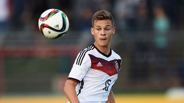 
                <strong>Joshua Kimmich (FC Bayern München)</strong><br>
                Joshua Kimmich: Vor fast genau einem Jahr debütierte Kimmich in der U21, im Sommer folgte dann der Wechsel zum FC Bayern München. Trainer Pep Guardiola ist von seinem neuen defensiven Mittelfeldmann begeistert und rechnet Kimmich gute Chancen aus: "Er wird früher oder später Nationalspieler, da bin ich mir sicher."
              