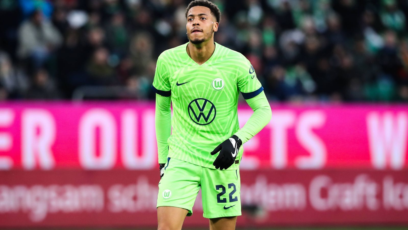 
                <strong>Felix Nmecha (22, VfL Wolfsburg)</strong><br>
                Der Nachname Nmecha ist in der Nationalmannschaft kein Unbekannter. Nachdem Stürmer Lukas bereits zu sieben Einsätzen unter Flick kam, hat auch sein jüngerer Bruder Felix leistungsmäßig einen Sprung gemacht, mit dem er an die Nationalelf klopft. Gerade während der Siegesserie des VfL zum Ende der Hinrunde war Nmecha die treibende Offensivkraft im Team von Niko Kovac. Zwei Treffer und vier Vorlagen gelangen ihm alleine zwischen den Spieltagen elf und 16. Zwar ist er seitdem immer mal wieder etwas angeschlagen, aber auch seine Entwicklung dürfte sich der Bundestrainer anschauen.
              