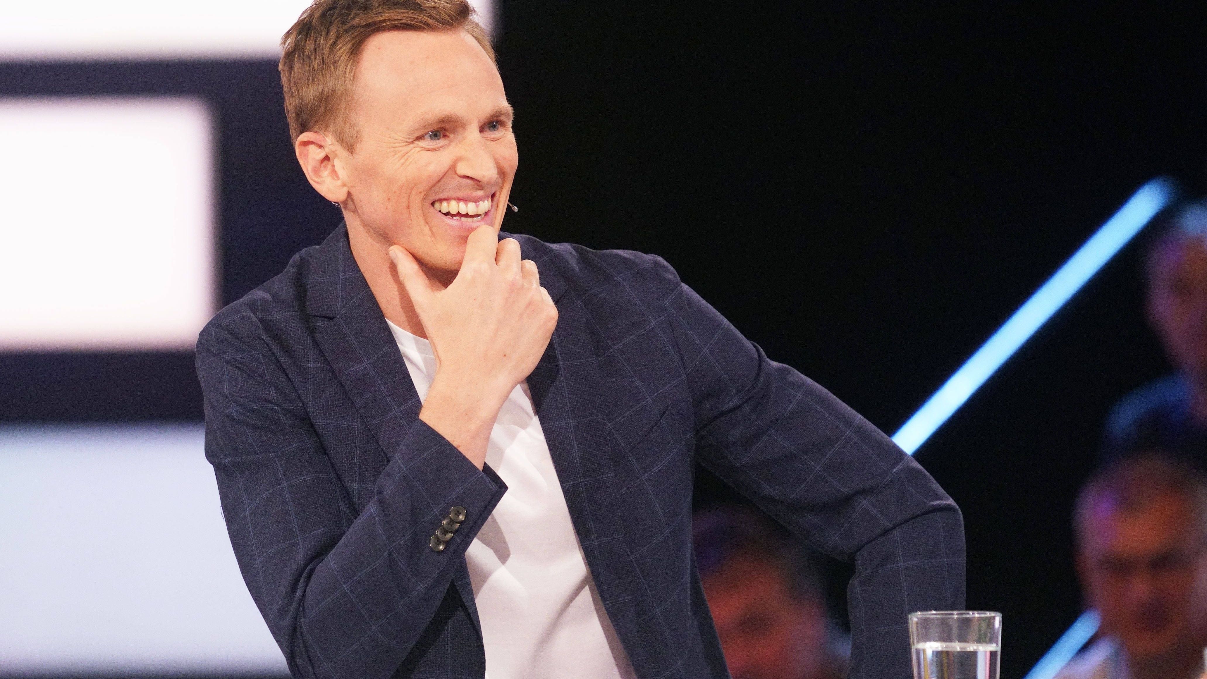 <strong>Jochen Breyer (Sportmoderator)</strong><br>"Ein Zeichen, das man nur dann setzt, wenn man dadurch keinerlei Konsequenzen zu befürchten hat, ist kein Zeichen."<br><em>Der ZDF-Moderator via Twitter über die Entscheidung des DFB, während der WM die One-Love-Binde außen vor zu lassen.</em>