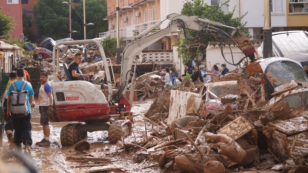 2. November 2024, Spanien, Massanassa: Ein kleiner Kran räumt während der Aufräumarbeiten nach den Überschwemmungen Trümmer weg. 