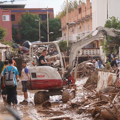 2. November 2024, Spanien, Massanassa: Ein kleiner Kran räumt während der Aufräumarbeiten nach den Überschwemmungen Trümmer weg. 