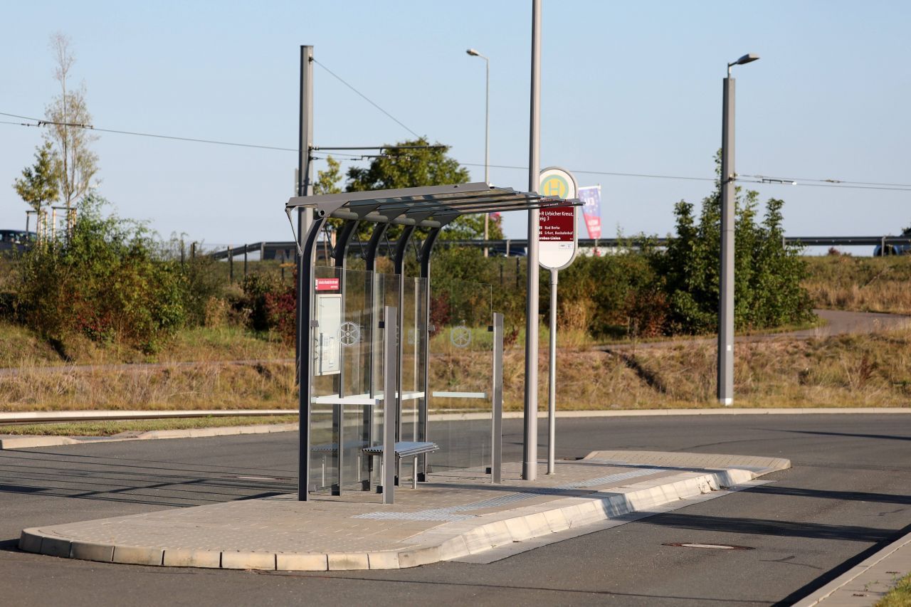 Bis zu 15 Meter vor und hinter einem Haltestellenschild ist das Parken verboten. Ein entsprechendes Verbot gilt auch bei einem Andreaskreuz an Bahnübergängen.
