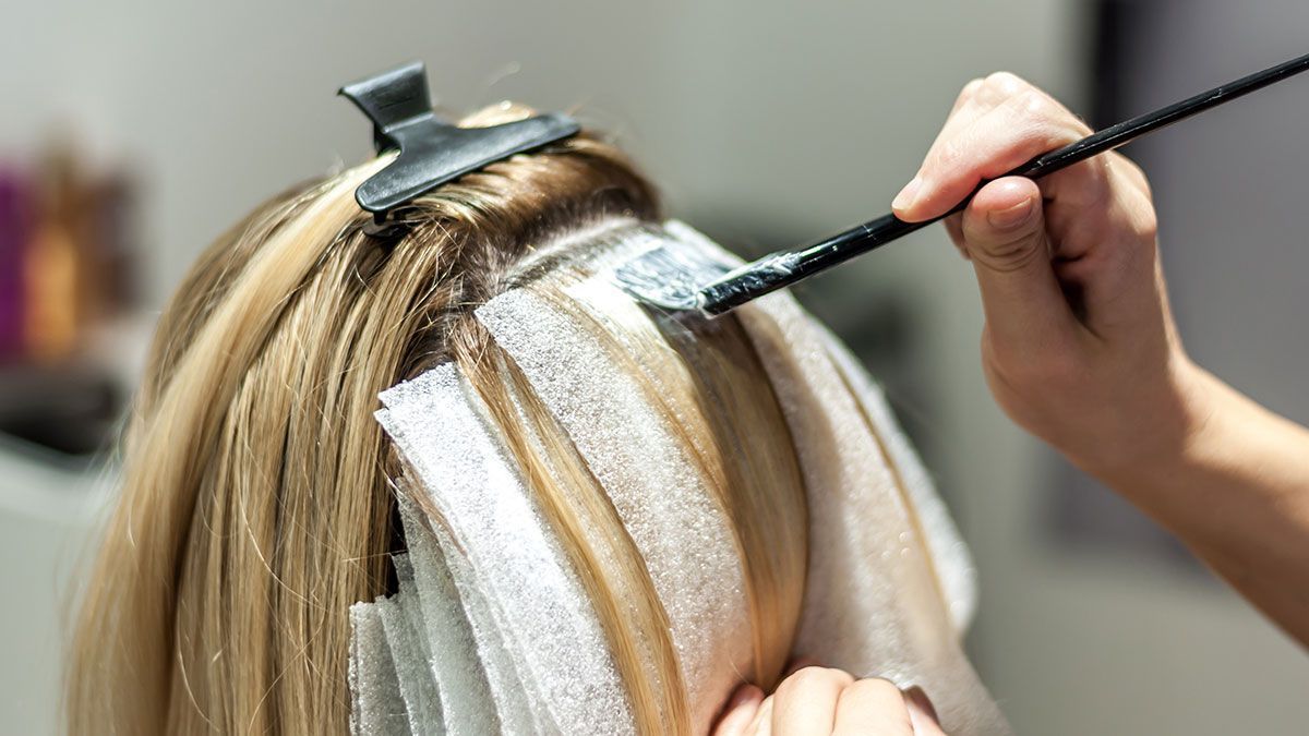 Von Foliensträhnen bis hin zu Haubensträhnen – die Handgriffe der Hair-Stylisten werden gekonnt ausgeführt und schaffen so perfekte Ergebnisse. Habt ihr auch einen Stylisten eures Vertrauens?