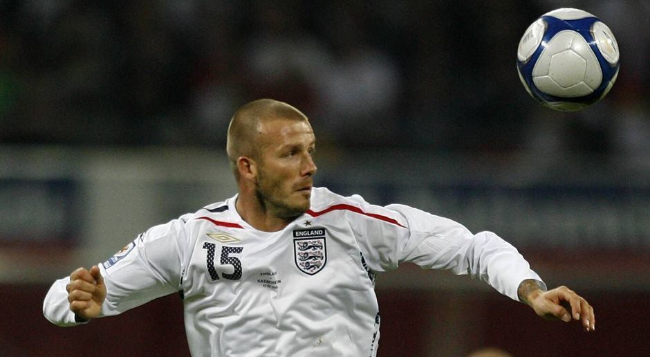 
                <strong>David Beckham</strong><br>
                David Beckham (England)Drei Weltmeisterschaften bestritt der Glamour Boy aus England zwischen 1998 und 2006, über das Viertelfinale bei der WM 2002 kam er nicht hinaus. Weitaus besser lief es in seiner Vereinskarriere mit acht Meisterschaften in England (6), Spanien (1) und Frankreich (1). Beckhams größter Erfolg war der Last-Minute-Triumph mit Manchester United im Champions League-Finale 1999 gegen Bayern München. Der "Officer of the British Empire" war und ist auch abseits des Fußballplatzes ein Weltstar und eine Stilikone.
              