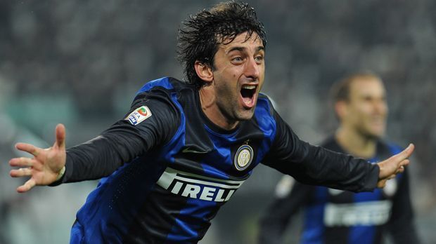 
                <strong>Diego Milito</strong><br>
                Diego Milito: Erst mit 25 Jahren wechselt Diego Milito vom argentinischen Erstligisten Racing Club zum FC Genua. Noch in der gleichen Saison wird er zu Real Saragossa ausgeliehen und entwickelt sich zum Strafraum-Stürmer. 2009 landet Milito bei Inter Mailand und knipst die Italiener zum Champions-League-Sieg gegen den FC Bayern München. 
              