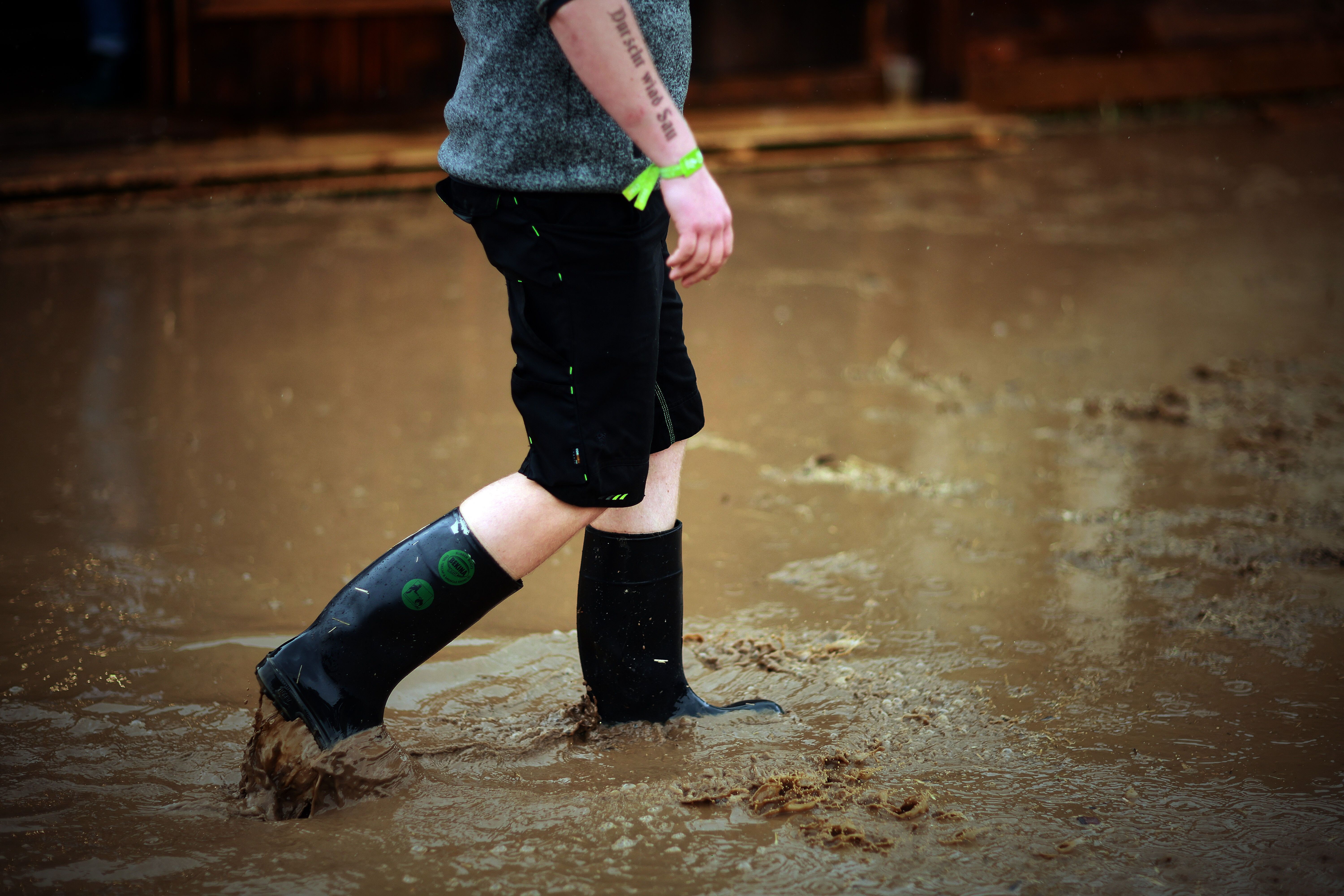 Bei Regenwetter am sichersten: Gummistiefel sind von Natur aus wasserdicht.