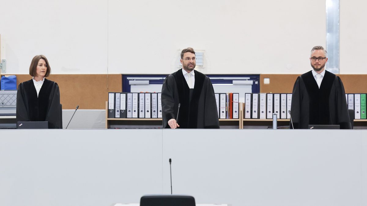 Der Vorsitzender Richter Markus Reznik eröffnet die Verhandlung gegen 16 Geldautomatensprenger in Bamberg, als Beisitzer sind Richterin Ramona Eichelsdörfer und Richter Dr. Ralph Zenger dabei.