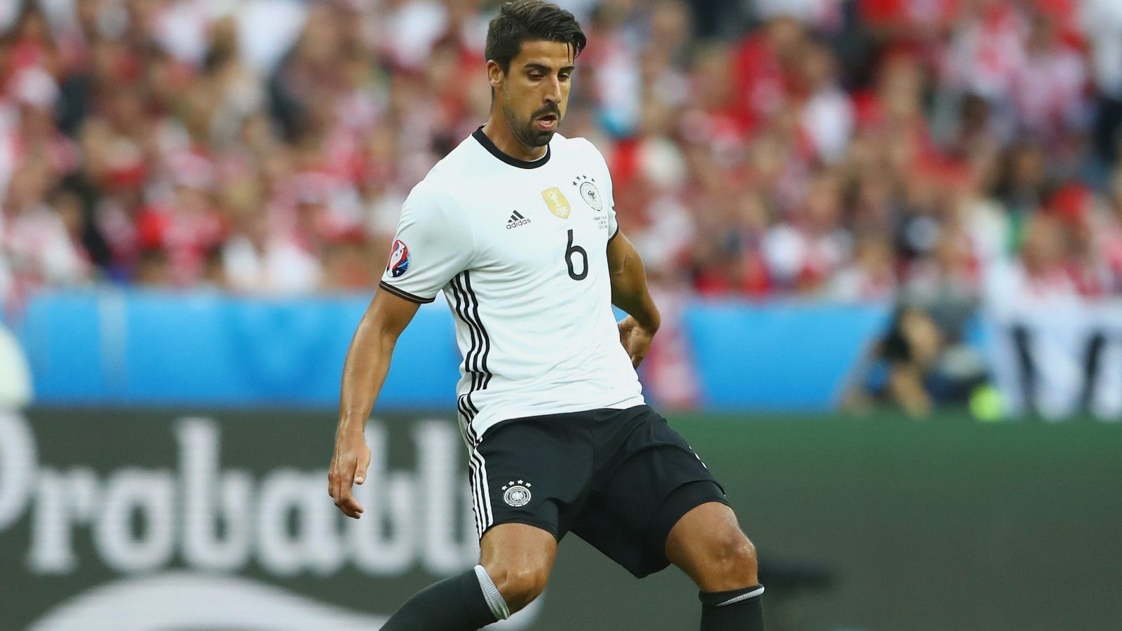 
                <strong>Mittelfeld: Sami Khedira (Hertha BSC)</strong><br>
                 - 77 Einsätze - Debüt im September 2009 - Löw teilte ihm direkt nach der blamablen WM 2018 mit, dass er ihn nicht mehr berücksichtigt
              