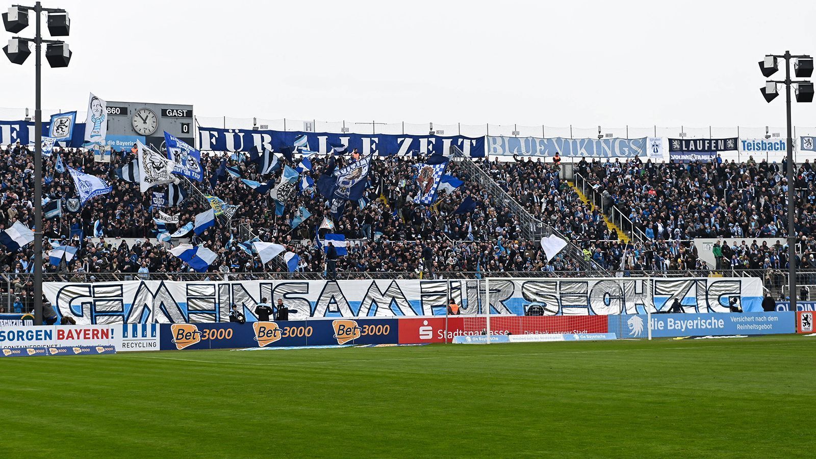 
                <strong>Deutschland: Dritte Liga</strong><br>
                Die Entwicklungen in der Dritten Liga sahen da schon vielversprechender aus, aber auch der zuständige DFB könnte durch die politischen Beschlüsse ausgebremst werden. Am Dienstag hatten sich der Verband und die Klubs darauf verständigt, Fans anhand der verschiedenen behördlichen Vorschriften zuzulassen. Demnach sollten neben den Sitzplatzbereichen auch die Stehplatztribünen öffnen. Nun wurde aber auch diese Übereinkunft infrage gestellt. Auch die Dritte Liga startet ihre Saison am 18. September.
              