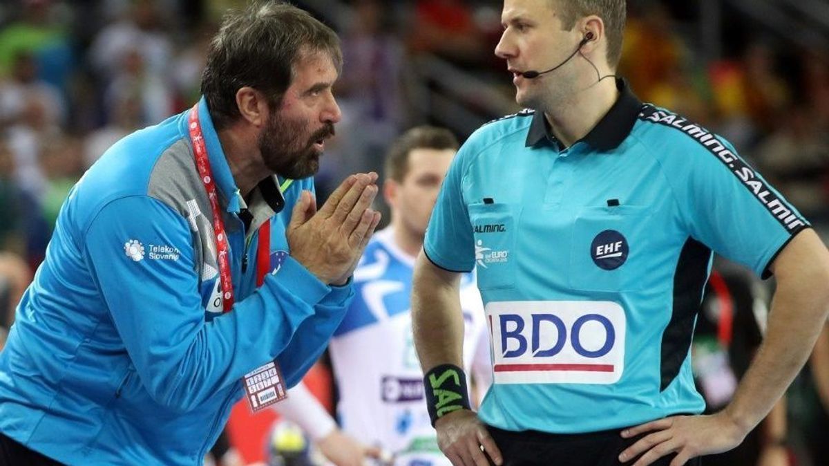 Slowenien-Trainer Vujovic (l.) protestiert beim Referee