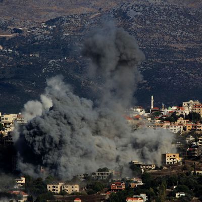 Nach einem israelischen Luftangriff auf eine südlibanesische Grenzstadt steigt Rauch auf.