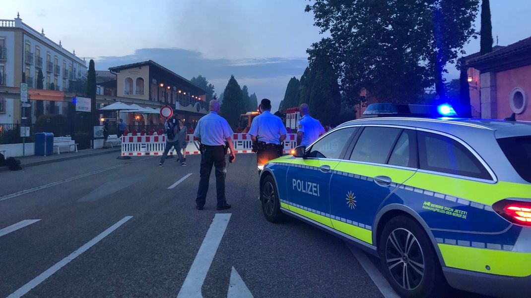  Feuerwehrleute sind am Europa-Park im Einsatz. 