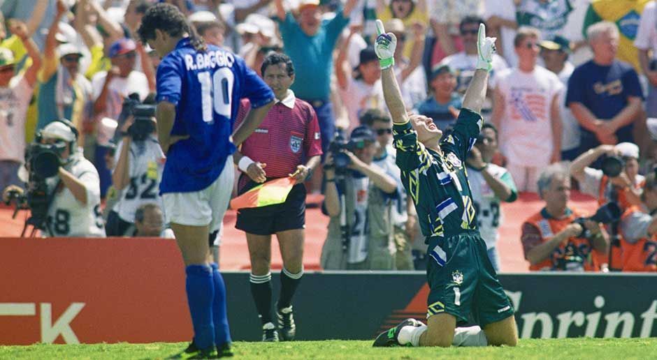 
                <strong>Roberto Baggio</strong><br>
                Roberto Baggio (Italien): Der ehemalige Weltfußballer war viele Jahre der große Star der Azzurri, verpasste allerdings 1990 bei der Heim-WM (Dritter) und 1994 in den USA (Endspiel) jeweils knapp den Titel. Vergab im Finale gegen Brasilien den letzten Strafstoß im Elfmeterschießen.
              
