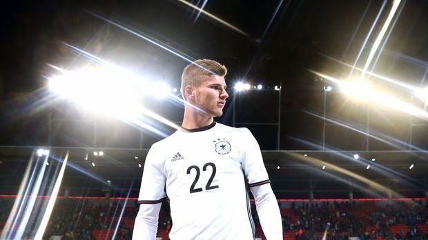 
                <strong>Timo Werner</strong><br>
                Timo Werner: Weil der neue Leipziger sich bei der U21 eine Blessur zuzog, spielte die Mannschaft von Bundestrainer Stefan Kuntz ohne den Offensivmann das EM-Qualifikationsspiel in Österreich (4:1) - und feierte dabei den zehnten Sieg im zehnten Spiel. Doch trotz der Sprunggelenksverletzung soll ein Einsatz des 20-Jährigen in Wolfsburg im Bereich des Möglichen liegen. Mit drei Saisontoren ist Werner der erfolgreichste Torschütze des Aufsteigers.
              